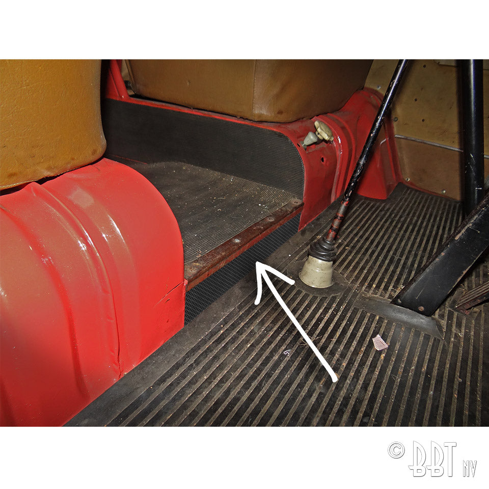 Rubberstrip tussen voorste stoelen, opstapje - zwart detail — T1