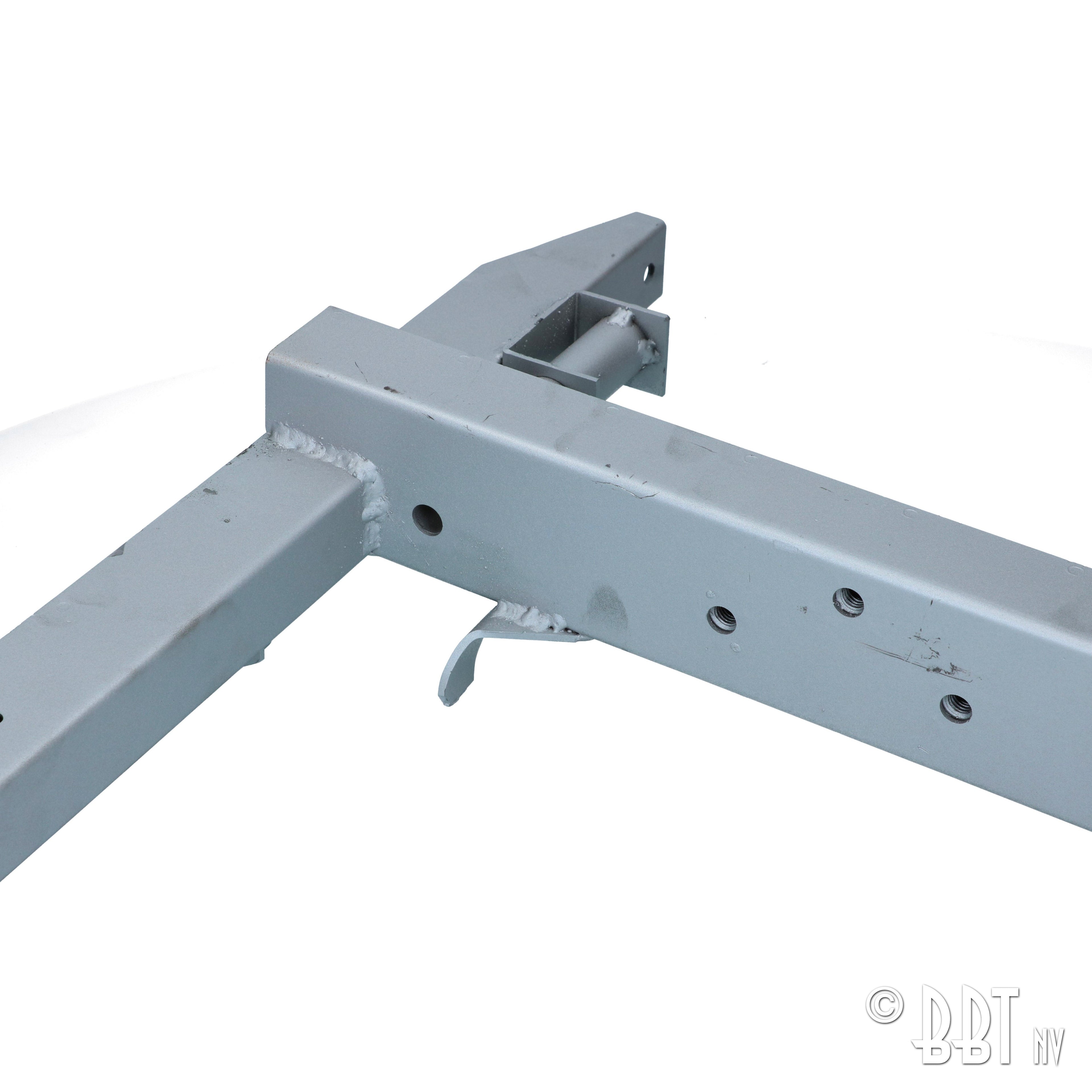 Chassisbalk vooraan met bevestiging hoofdremcilinder (LHD) detail — T1